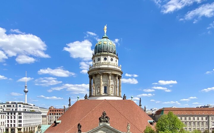 Blick auf den Französischen Dom mit dem Dach der Französischen Friedrichstadtkirche im Vordergrund