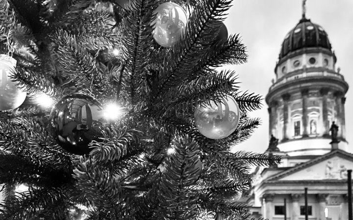 Weihnachtsbaumkugeln am Gendarmenmarkt 2020-12-14