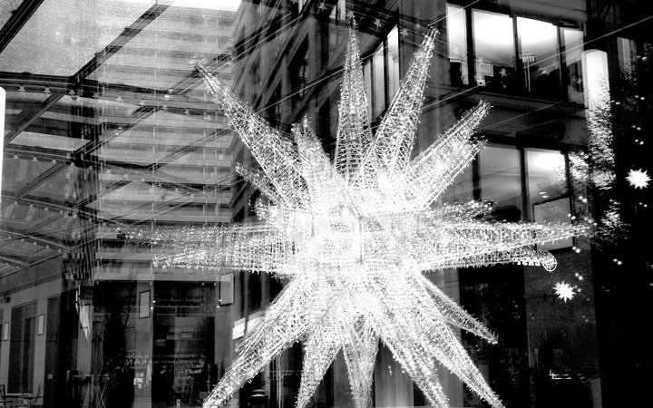 Stern spiegelt sich in Glasfassade