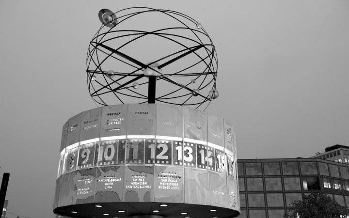 Weltzeituhr am Berliner Alexanderplatz 2020-12-09