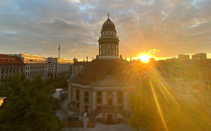 Französischer Dom bei Sonnenaufgang