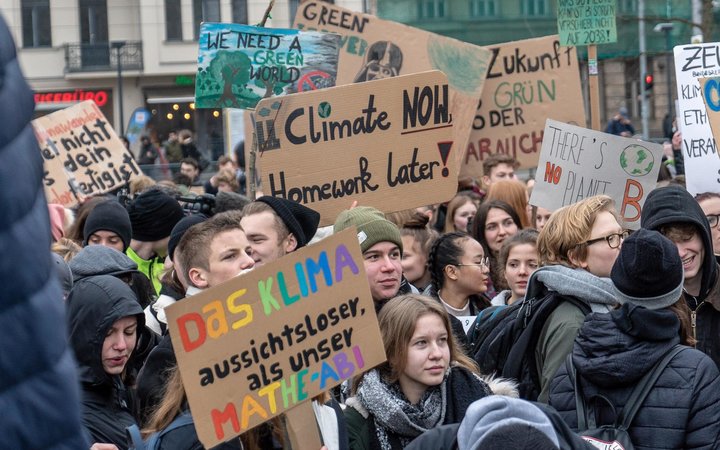 Jugendliche auf einer Klima-Demo