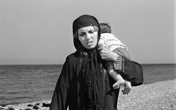 Frau mit Kind auf Schulter