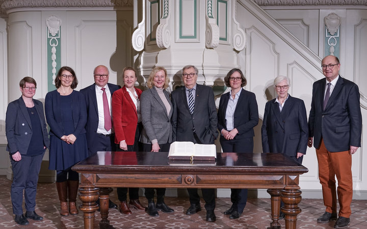 Von links nach rechts: Katrin Rudolph, Christina-Maria Bammel, Friedhelm Wachs, Anne Gidion, Gesche Joost, Eberhard Diepgen, Julia von Blumenthal, Irmgard Schwaetzer und Martin Dutzmann.