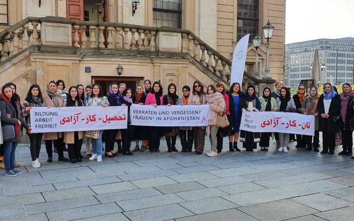 Afghaninnen mit Spruchbändern vor der Französischen Friedrichstadtkirche in Berlin