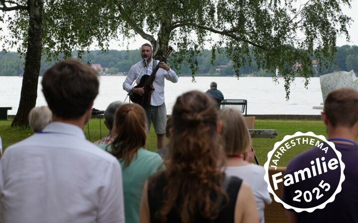 Mando Beatbox mit Gitarre am Mikrofon vor Publikum am Havelufer