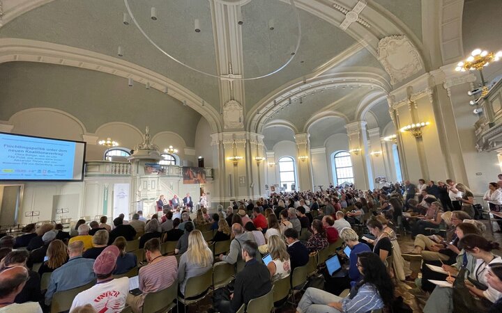 Fast voll besetzten Saal der Französischen Friedrichstadtkirche mit Diskussion auf dem Podium