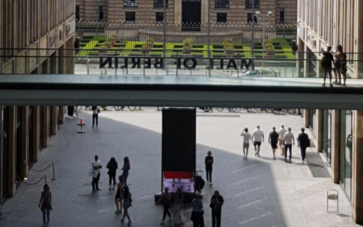 Foto eines Platzes auf dem Geländer der Mall of Berlin