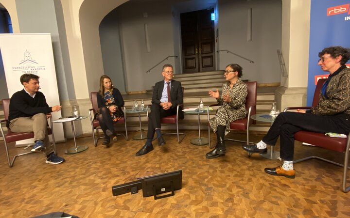 Foto vom Podium im George-Casalis-Saal der Französischen Friedrichstadtkirche zu Berlin
