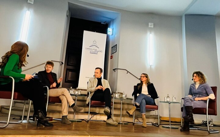 Foto des Podiums während der Veranstaltung