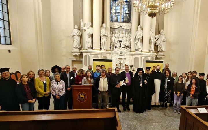 Gruppenfoto vor dem Altar einer Kirche mit Marmorsäulen und -figuren