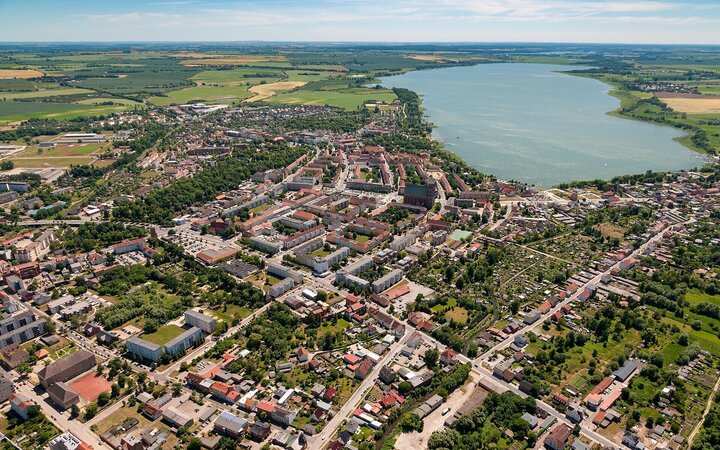 Luftbild der Uckermark mit der Stadt Prenzlau im Vordergrund