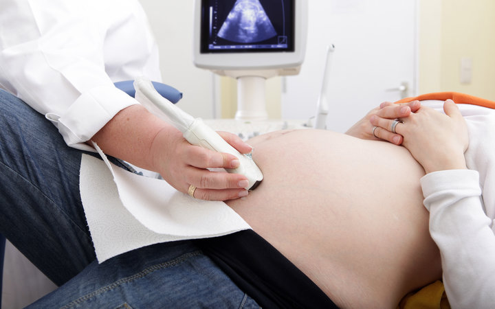 Ultraschalluntersuchung am Bauch einer Schwangeren