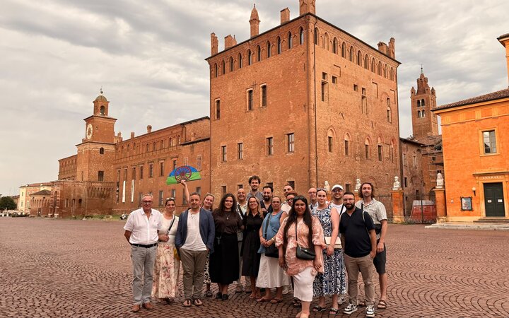 Gruppenfoto auf einem gepflasterten Platz vor einem Palazzo