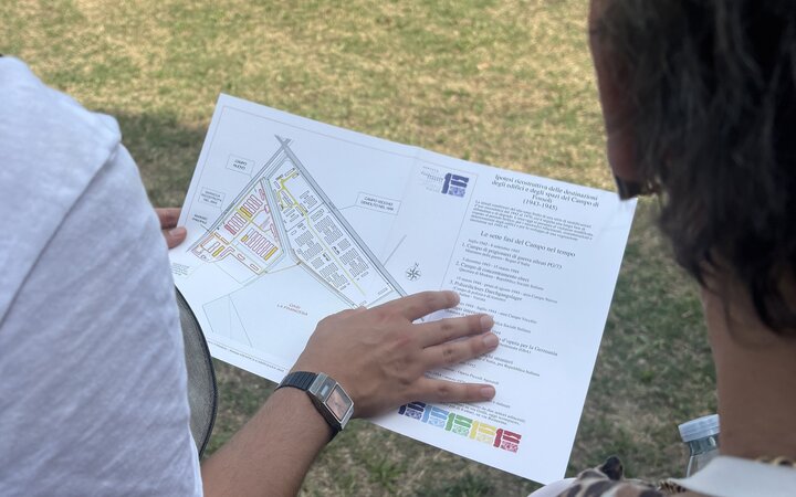Lageplan einer Lager-Gedenkstätte in der Hand eines Besuchers