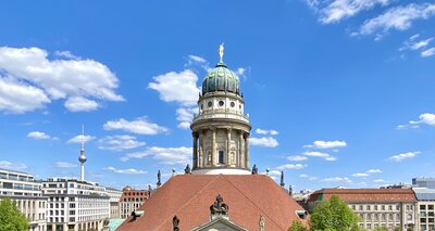 Blick auf den Französischen Dom mit dem Dach der Französischen Friedrichstadtkirche im Vordergrund