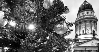 Weihnachtsbaumkugeln am Gendarmenmarkt 2020-12-14