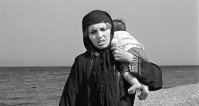Frau mit Kind auf Schulter