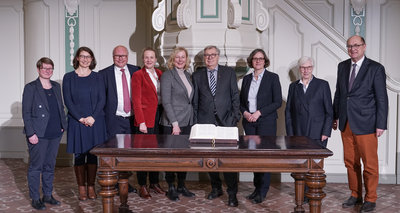 Von links nach rechts: Katrin Rudolph, Christina-Maria Bammel, Friedhelm Wachs, Anne Gidion, Gesche Joost, Eberhard Diepgen, Julia von Blumenthal, Irmgard Schwaetzer und Martin Dutzmann.