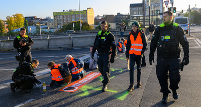 Von links nach rechts: Katrin Rudolph, Christina-Maria Bammel, Friedhelm Wachs, Anne Gidion, Gesche Joost, Eberhard Diepgen, Julia von Blumenthal, Irmgard Schwaetzer und Martin Dutzmann.