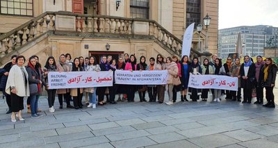 Afghaninnen mit Spruchbändern vor der Französischen Friedrichstadtkirche in Berlin