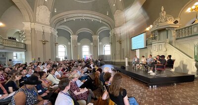 Blick in die gut gefüllte Französische Friedrichstadtkirche mit Podiumsdiskussion