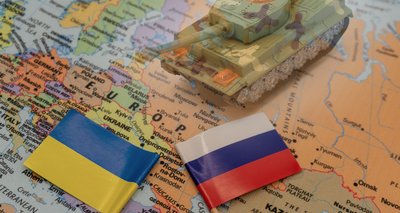 ukrainian-russian-flags-placed-on-map