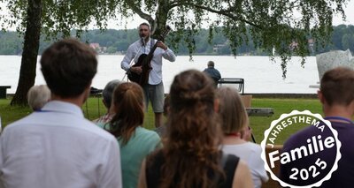 Mando Beatbox mit Gitarre am Mikrofon vor Publikum am Havelufer