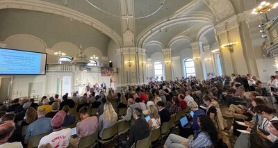 Fast voll besetzten Saal der Französischen Friedrichstadtkirche mit Diskussion auf dem Podium