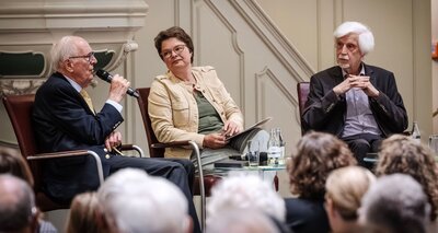 Helmuth Caspar von Moltke, Annemarie Franke und Volker Ullrich im Gespräch auf dem Podium vor Publikum