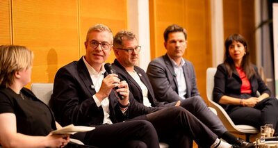 Nahaufnahme des Podiums der Spitzenkandidat:innen