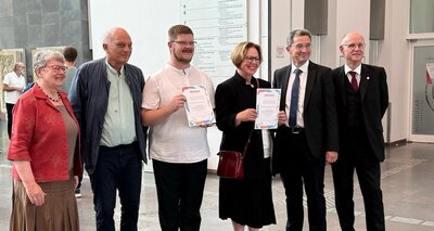Gruppenfoto mit den Preisträger:innen. Zu sehen sind Ilse Junkermann, Christian Staffa, Tobias Habicht, Anne-Kathrin Kruse, Alexander Deeg und Thilo Daniel