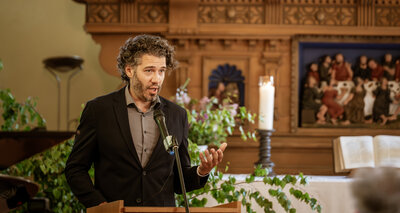 Patrick Telligmann am Rednerpult der Dorfkirche Herzfelde