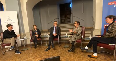 Foto vom Podium im George-Casalis-Saal der Französischen Friedrichstadtkirche zu Berlin