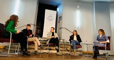 Foto des Podiums während der Veranstaltung