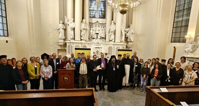 Gruppenfoto vor dem Altar einer Kirche mit Marmorsäulen und -figuren