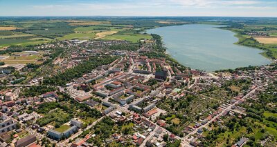 Luftbild der Uckermark mit der Stadt Prenzlau im Vordergrund