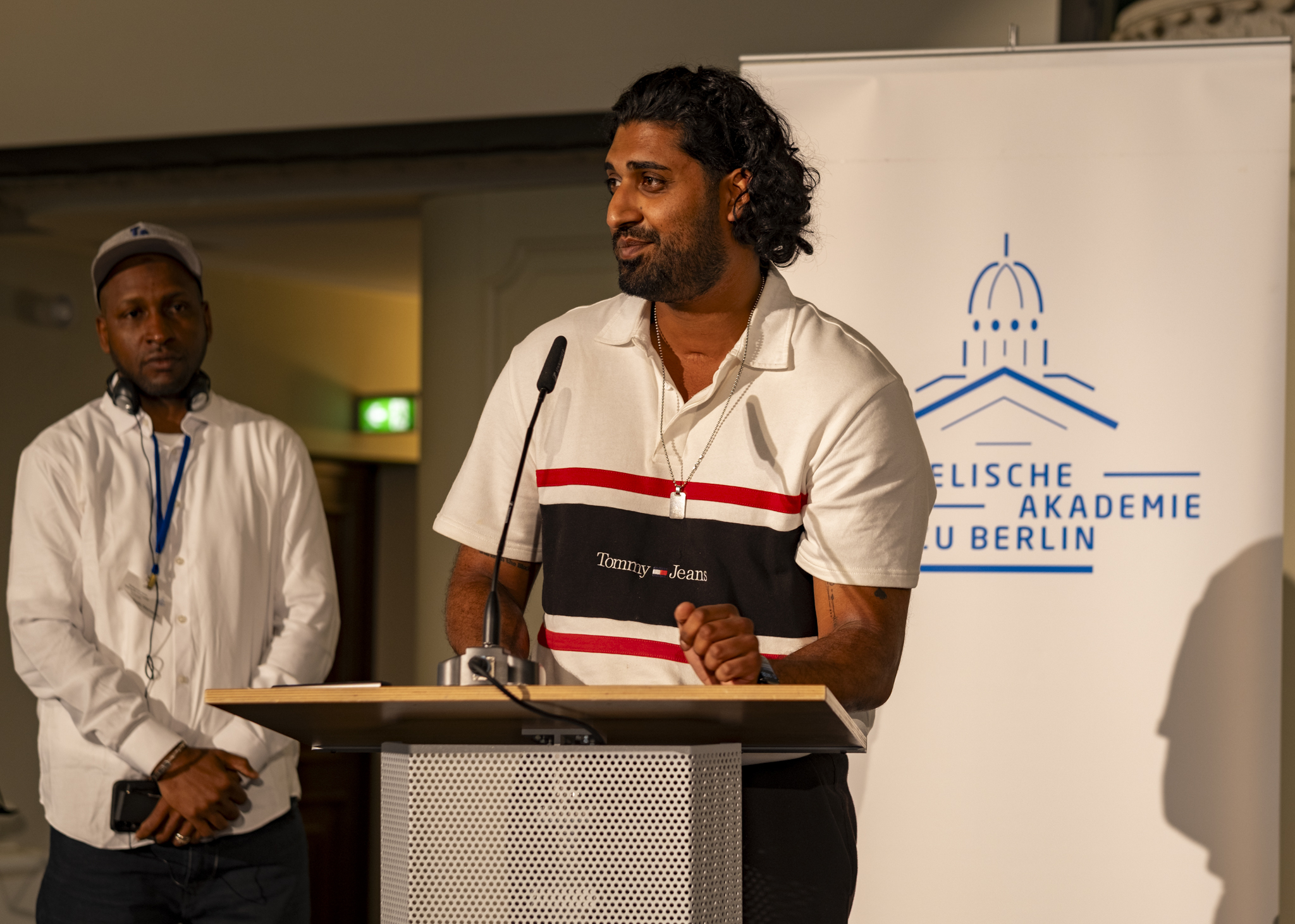 Fotos verschiedener Podien und Teilnehmender in der Französischen Friedrichstadtkirche