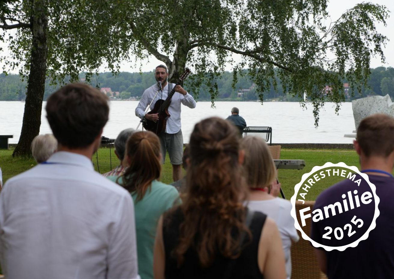 Mando Beatbox mit Gitarre am Mikrofon vor Publikum am Havelufer