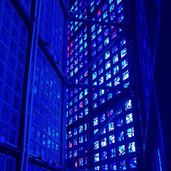 https://commons.wikimedia.org/wiki/File:Space_between_inner_and_out_wall_of_new_Berlin_Memorial_Church.jpg